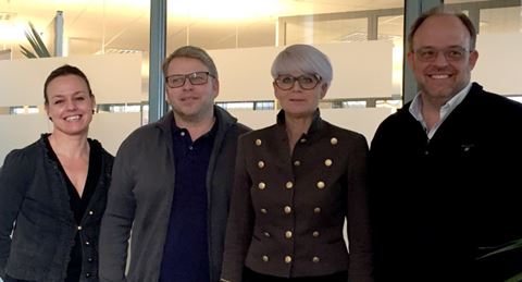 Företagsförvärvet är ett faktum – Nokas Lås-Aktuellts Lena Goldmann (t v) och Håkan Olsson (t h) ses här flankera Låsmekano Säkerhetscenter ägare Thomas Engström och Charlotte Engström