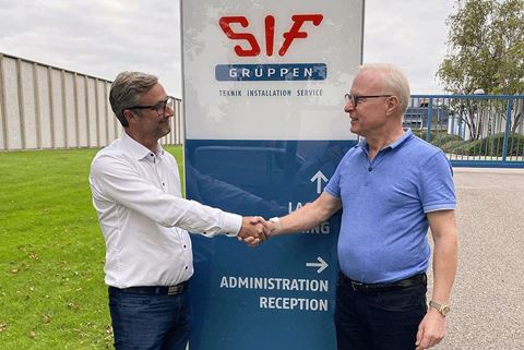 Lars Mejlby (tv) giver hånd til Carsten OLver.