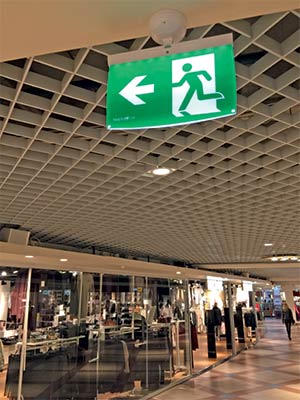 Nödutrymningslösningar från Hedengren Security är installerade i de allra flest typer av  fastigheter, som exempelvis i köpcentrum.