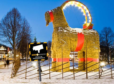 Förra året brändes den ner. Med hjälp av väktare och intelligent kamerabevakning hoppas kommunen att Gävlebocken ska få stå fredad mot sabotage. Förra året brändes den ner. Med hjälp av väktare och intelligent kamerabevakning hoppas kommunen att Gävlebocken ska få stå fredad mot sabotage.
