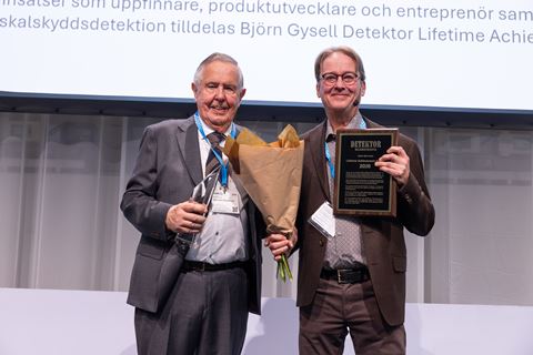 Her får Björn Gysell overrakt hædersprisen af Detektors chefredaktør Lennart Alexandrie. Her får Björn Gysell overrakt hædersprisen af Detektors chefredaktør Lennart Alexandrie.