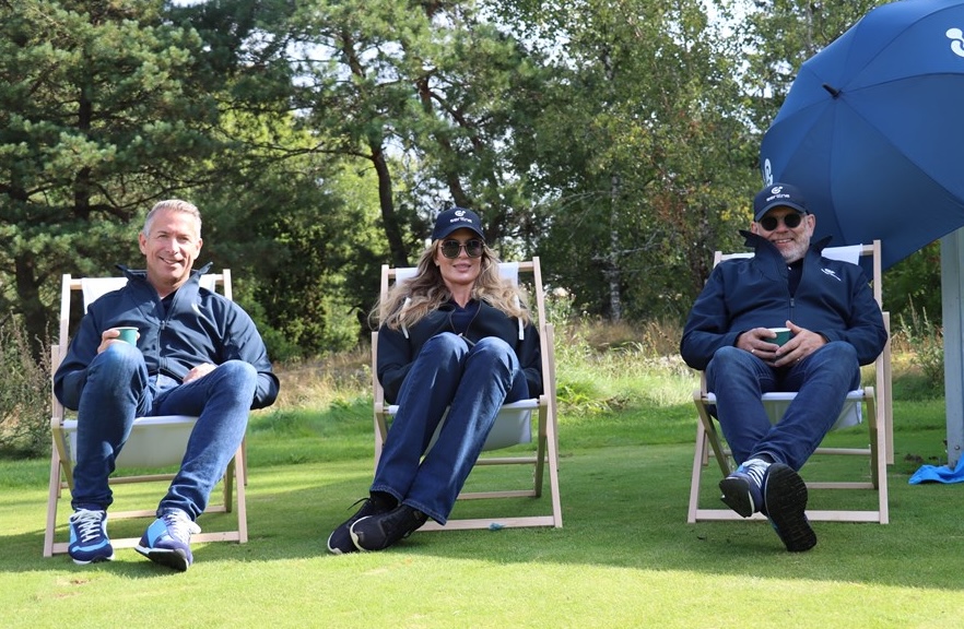 Vilsamt på Skyddgolfen Detektor Open. Entrésponsorn – IAM-företaget Serilines vd Freddie Parrman, med kollegorna Maria Kajler och Magnus Olsson njuter av vädret och miljön på Vidbynäs under tävlingsdagen.