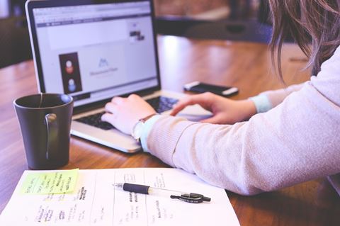 På frågan om vilken typ av risk som företagen ser som det största hotet med verksamheten svarar 28 procent alternativet ”cyberattacker, phising och hackning”.