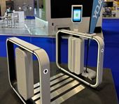 BG100 Speedgate med HID Facepod er en helhetlig løsning for ansiktsgjenkjenning med avansert kamerasystem og algoritmer, intuitive multitouch-skjermer og smart LED-veiledning.