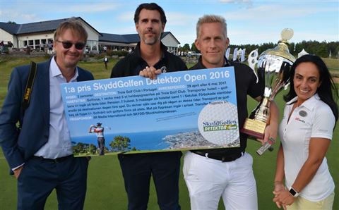 Facktidningen Detektor och säkerhetsmässan Skydd står bakom Skyddgolfen Detektor Open som i år vanns av Björn Antonsson från Infralogic. Lennart Alexandrie (AR Media/Detektor), Magnus Eriksson (Stockholmsmässan/Skydd) och eventets projektledare Deniz Baykal (AR Media/Detektor) ses här posera med vinnaren och förstapriset. Facktidningen Detektor och säkerhetsmässan Skydd står bakom Skyddgolfen Detektor Open som i år vanns av Björn Antonsson från Infralogic. Lennart Alexandrie (AR Media/Detektor), Magnus Eriksson (Stockholmsmässan/Skydd) och eventets projektledare Deniz Baykal (AR Media/Detektor) ses här posera med vinnaren och förstapriset.
