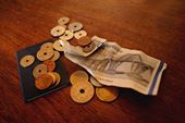 Kontanter er det eneste anonyme betalingsmiddel, vi har tilbage i en verden, hvor erhvervsdrivende generelt og finanssektoren især er mere end ivrige efter at få adgang til vores mest private data. - Derfor håber jeg at den nye regering vil indse, at tiden er til at styrke kontantreglen og bevare det værn, den oprindeligt var tænkt som, siger Kasper Skov-Mikkelsen fra SikkerhedsBranchen.. 