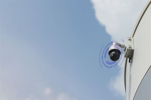 AI-stödet analyserar bilder i det lagrade videomaterialet och lyfter fram sekvenser som kan motsvara användarens beskrivning av en person, ett föremål eller en situation. AI-stödet analyserar bilder i det lagrade videomaterialet och lyfter fram sekvenser som kan motsvara användarens beskrivning av en person, ett föremål eller en situation.