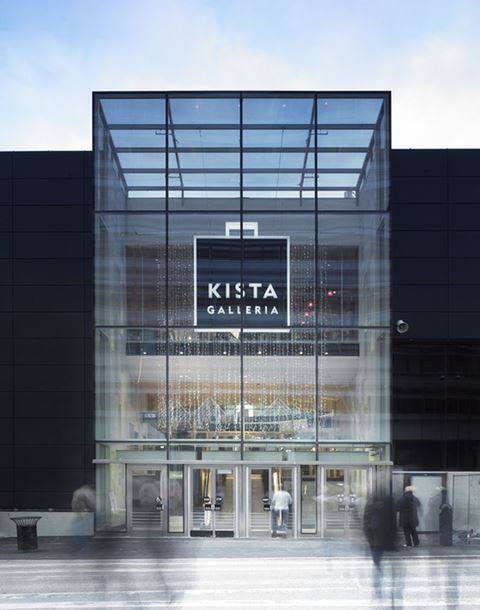 Kista Galleria är ett av Stockholms största köpcentrum med cirka 180 butiker och restauranger, bibliotek, biograf, go-cart och bowling. 