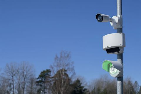 Genom att kombinera radar och värmekameror med IP-kameror kan perimeterskyddet optimeras, särskilt om om avskräckande ljud och ljus adderas i säkerhetslösningen.