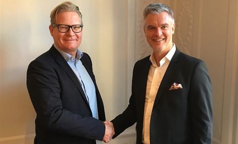 Contal Securitys CEO Claes Åhlström og Addsecures CEO Stefan Albertsson giver hinanden hånden efter at have underskrevet aftalen.