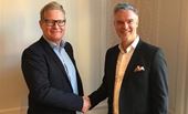 Contal Securitys CEO Claes Åhlström og Addsecures CEO Stefan Albertsson giver hinanden hånden efter at have underskrevet aftalen.