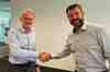 Magnus Orrebrant, CEO i Vehco og Luc Lammens, CEO i Groeneveld ICT Solutions tar hverandre i hånden på avtalen.