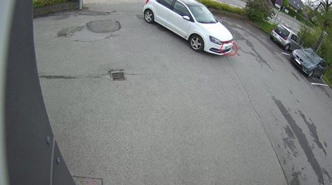 Kameraet sidder højt oppe, ret langt væk og er ikke specialindstillet til at genkende nummerplader. Bilen kører meget skævt ind, men alligevel kan nummerpladen læses.