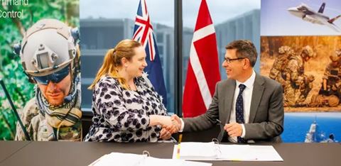 Erin Stonestreet, Assistant Secretary, Land Command, Control, Communications and Computer Systems (LC4S), Australian Department of Defence, og Andrew Graham, Group Senior Vice President, Systematic Defence, ved underskrivelsen af kontrakten om første del af hærens nye battle management-system under LAND 4140.