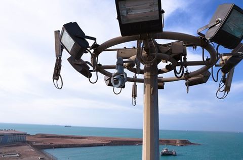 In Paracas in Peru, Bosch ruggedised AI cameras safeguard the port mounted at the top of a 40 metre high pole. In Paracas in Peru, Bosch ruggedised AI cameras safeguard the port mounted at the top of a 40 metre high pole.
