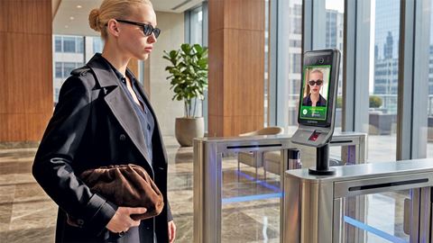 Biostation 3 Max läser av ett ansikte på mindre än 0,3 sekunder.Systemet kombinerar ansikts- och fingeravtrycksbiometri med RFID, mobil access, QR-koder och PIN i samma plattform.