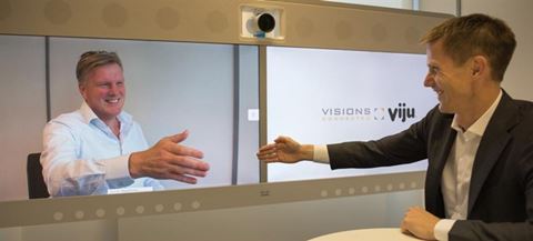 Raymond Alves i VisionsConnected og Odd Sverre Østlie i Viju tar hverandre i hånden over videokonferanse. (Foto: Viju)