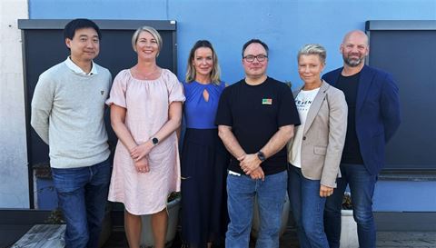 Computas, Bekk og Webstep har nylig signert en fireårig avtale med Domstoladministrasjonen (DA) til en verdi av inntil 320 millioner kroner. Fra venstre: Jonas Hansen (DA), Gøril Tronslien (Bekk), Marit Gartland, Mats Berg (DA), Rita Lykke (Webstep) og Dagfinn Haslebrekk (Webstep)