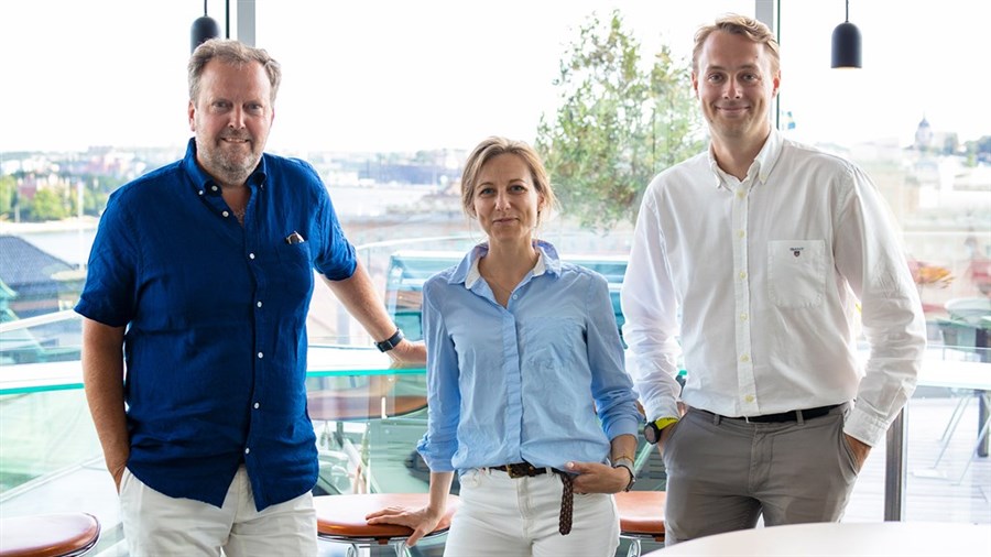 immi Hedelin, Investment Director, Nalka, flankerad av Certegos Groups CEO och koncernchefchef Lars Nilsson och Daniel Ahlenius, Investment Manager hos Nalka.  