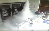 Sikkerhedståge fylder et lokale med pengeautomater i en russisk bank. 