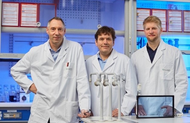 Dr. Holger Wack, Damian Hintemann from Fraunhofer UMSICHT and Thomas Baus from Hörmann KG Glastechnik (from left to right) received the Joseph von Fraunhofer Prize for the hydrogel-based fire-resistant glass they developed. Image courtesy of Fraunhofer