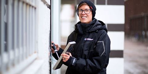 Ida är en av SafeTeams tekniker som arbetar ute i Botkyrkabyggens fastighetsbestånd. Service och installation av kortläsare och andra uppdateringar i Botkyrkabyggens passersystem hör till arbetsuppgifterna.