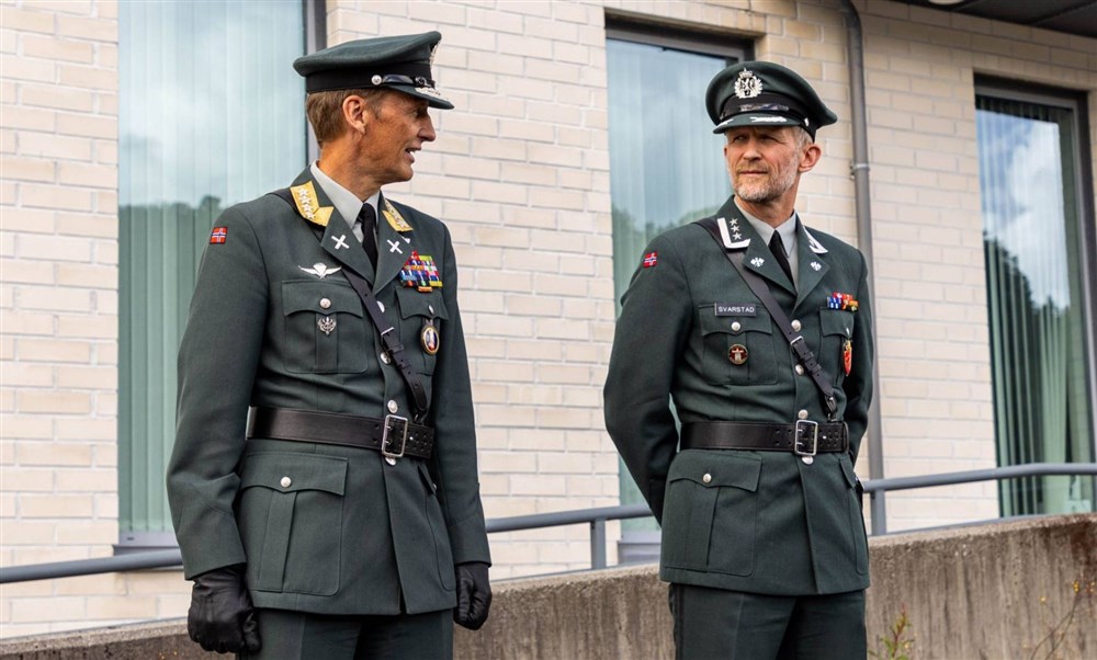 Bildet er fra en seremoni i forbindelse med en sjefsinnsettelse til Forsvarets personell- og vernepliktssenter (FPVS) i 2024. Da ble daværende oberst Pål Svarstad takket av som sjef for FPVS. Nå er han ny nestkommanderende i Cyberforsvaret. På bildet står han sammen med forsvarssjef Eirik Kristoffersen (til venstre). Foto: Vanessa Andrea Vågstøl Hilland / Forsvaret Bildet er fra en seremoni i forbindelse med en sjefsinnsettelse til Forsvarets personell- og vernepliktssenter (FPVS) i 2024. Da ble daværende oberst Pål Svarstad takket av som sjef for FPVS. Nå er han ny nestkommanderende i Cyberforsvaret. På bildet står han sammen med forsvarssjef Eirik Kristoffersen (til venstre).