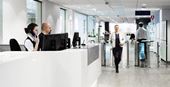 Securitas tryggar administrativa lokaler och arbetsförmedlingar genom bland annat stationära väktare i receptioner som ett serviceinriktat förstärkt tillträdesskydd. 