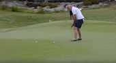 Mikael Faltin, från IPS Alarm, sätter putten som gjorde honom till vinnare av SkyddGolfen Detektor Open  2015