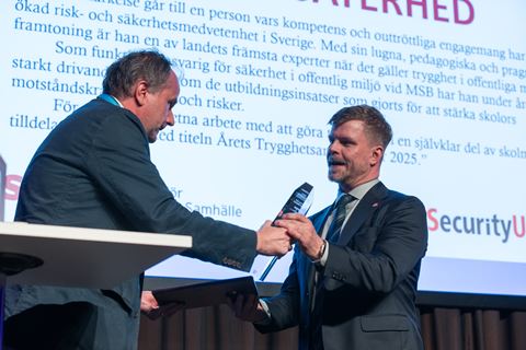 Petter Säterhed (t h) mottog utmärkelsen Årets Trygghetsambassadör 2025 under en prisceremoni, som hölls på Stockholmsmässan.