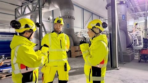 Forsknings- og høyere utdanningsminister Sigrun Aasland på besøk til Vann- og avløpsetaten i Oslo kommune. Direktør Anna Maria Aursund og Jonas Lillevik Syvertsen fra seksjon lekkasjesøk forteller statsråden om behovet for kompetanse i bransjen.