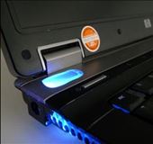 DNA-væske på computer set i ultraviolet lys. Foto: Selecta DNA.