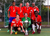 Det vinnande Fairdeal-laget med Detektor Football Cup-bucklan framför sig.