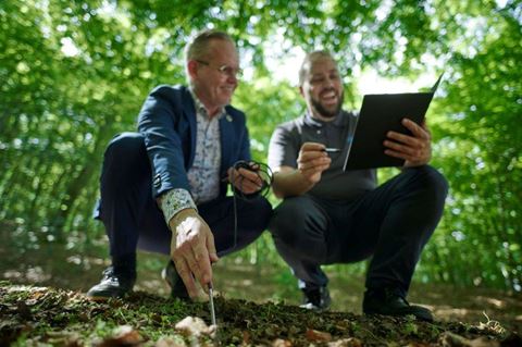 -Pas på med at snakke IoT-sikkerhed. Det kan du ikke sælge, siger Anders Qvistgaard Sørensen, der er R&D Manager hos Micro Technic (til højre i billedet).