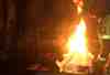 Ved de høye temperaturene som oppstår ved matlaging med matolje og smult, vil flammer i mange tilfeller slå rett gjennom et brannteppe hvis det begynner å brenne. Det viser praktiske brannforsøk ved If Sikkerhetssenter i Hobøl.