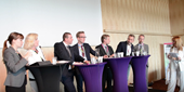 Justitieutskottets Annika Hirvonen (MP), Helene Petersson (S), Roger Haddad (FP),  Andreas Carlsson (KD) och Krister Hammarbergh (M) stod på scenen med Dick Malmlund från SNOS och Anders Hall från polisen. Malou von Sivers ledde debatten.