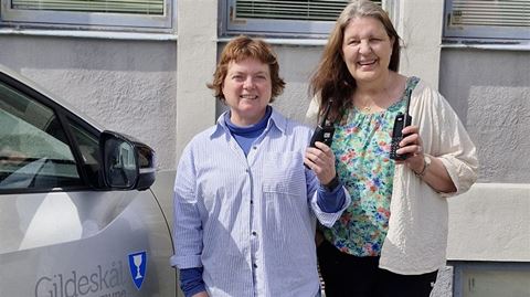Beredskapskoordinator Lill Hilde Kaldager og politisk sekretær Svanhild Lind viser frem kommunens nye radioterminaler. Foto: Trine Breivik / Gildeskål kommune Beredskapskoordinator Lill Hilde Kaldager og politisk sekretær Svanhild Lind viser frem kommunens nye radioterminaler.
