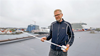 Senioringeniør i Kystverket, Harald Åsheim, er fagansvarlig for testing av de nye VDES-basestasjonene. Her er han avbildet med ny VDES-antenne under installasjonen i Haugesund.
