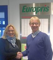autoCash avtalen vel i havn. Elin Solbakken fra Nokas og Øivind Haakerud fra Europris er begge godt fornøyd med den nye avtalen.