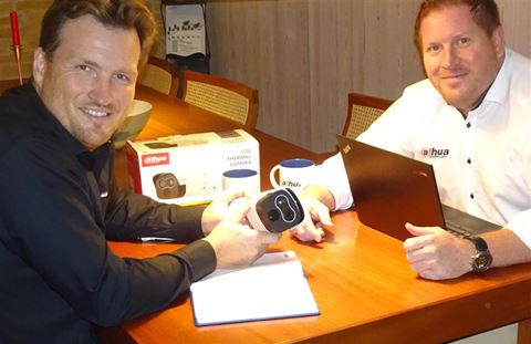 Direktør Kristian Sveistrup, Sveistrup A/S, kigger på kameranyhederne sammen med Business development manager Søren Farre, ZheJiang Dahua Technology.