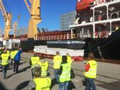 Avlastning av de prefabricerade byggnader till vårdcentralbygget i Tristan da Cunha. 