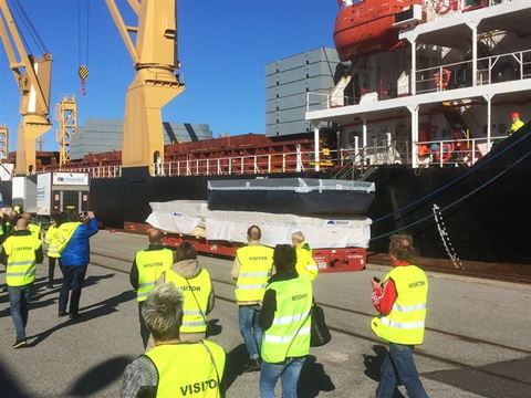 Avlastning av de prefabricerade byggnader till vårdcentralbygget i Tristan da Cunha. 