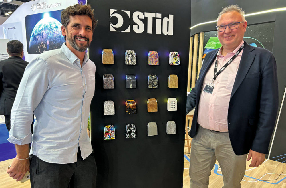 Som försäljningsdirektör för Stid i Norden, Östeuropa och Sydafrika är Robert Jansson ofta på resande fot. Här syns han på Intersec i Dubai tillsammans med kollegan Clement Menviel, Group Communications Director på Stid.
