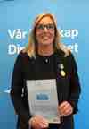 Annika Brändström med guldmedaljen på plats, efter sitt sista årsmöte som VD för SSF Stöldskyddsföreningen.