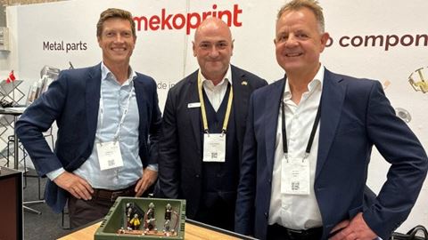 Anders Kold, CEO i Mekoprint, med Joachim Finkielman, direktør for DI Forsvar og Sikkerhed, i midten, samt samarbejdspartner Peer Mørk, CEO i idoc, til højre. 