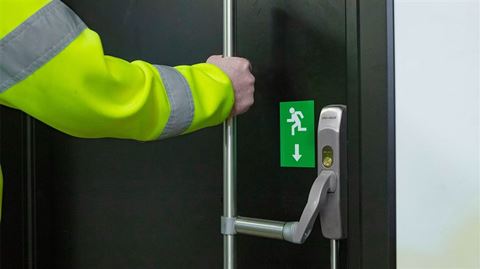Panikkbeslag som gjør det lettere å evakuere i nødsituasjoner i for eksempel transformatorstasjoner, vindkraftverk ogserverhaller.