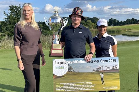 Skyddgolfen Detektor Opens vinnare Fredrik Linné från Elajo tillsammans med Monika Johannesen Widholm från Stockholmsmässan och Deniz Baykal från AR Media International. Skyddgolfen Detektor Opens vinnare Fredrik Linné från Elajo tillsammans med Monika Johannesen Widholm från Stockholmsmässan och Deniz Baykal från AR Media International.
