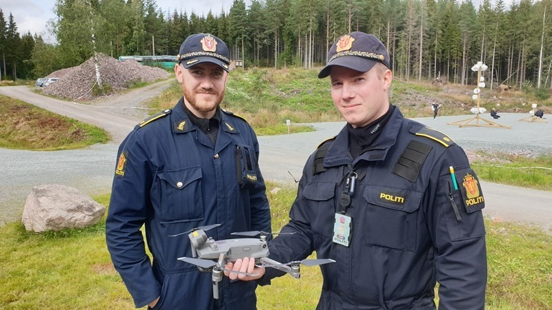 De nyutdannede dronepilotene Daniel Kvalsund fra Troms og Christian Ekra fra Agder politidistrikt.