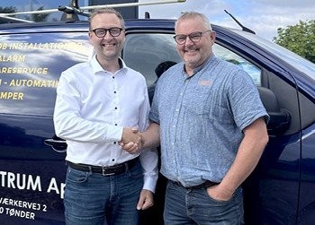 Anders Colding Lund Petersen fra Koble (tv) sammen med Tommy Nissen fra El-Centrum. Anders Colding Lund Petersen fra Koble (tv) sammen med Tommy Nissen fra El-Centrum.