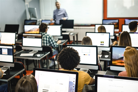 Cyberangrep mot skoler og høyskoler har økt under pandemien, og med en score på 70 er utdanningssektoren en av de to bransjene som får dårligst score i Sikkerhetskulturrapporten 2022. Foto: iStock Cyberangrep mot skoler og høyskoler har økt under pandemien, og med en score på 70 er utdanningssektoren en av de to bransjene som får dårligst score i Sikkerhetskulturrapporten 2022.